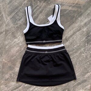 Alo Yoga solid color sports bra with logo + sports skirt, size S